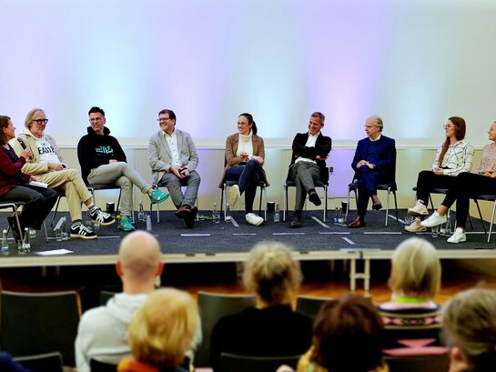 Zu sehen ist das Podium der Diskutanden