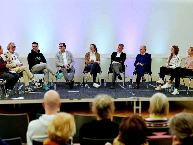 Zu sehen ist das Podium der Diskutanden