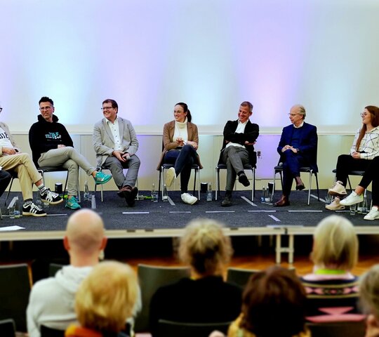 Zu sehen ist das Podium der Diskutanden