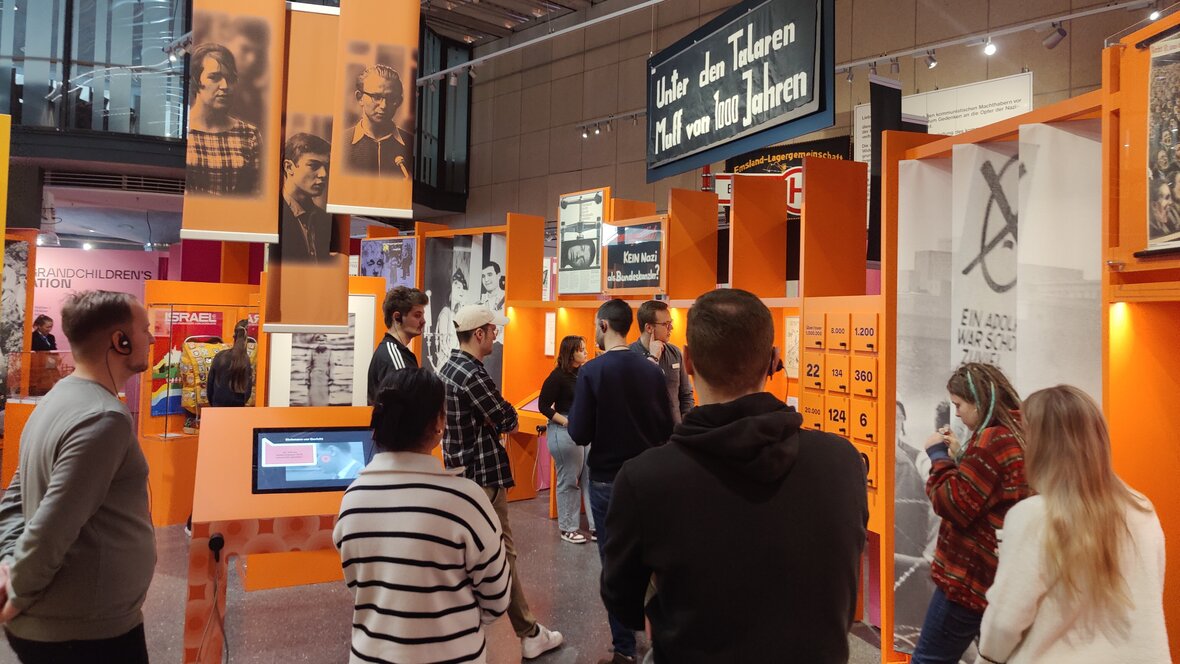 Foto von Studierenden in der Museumshalle