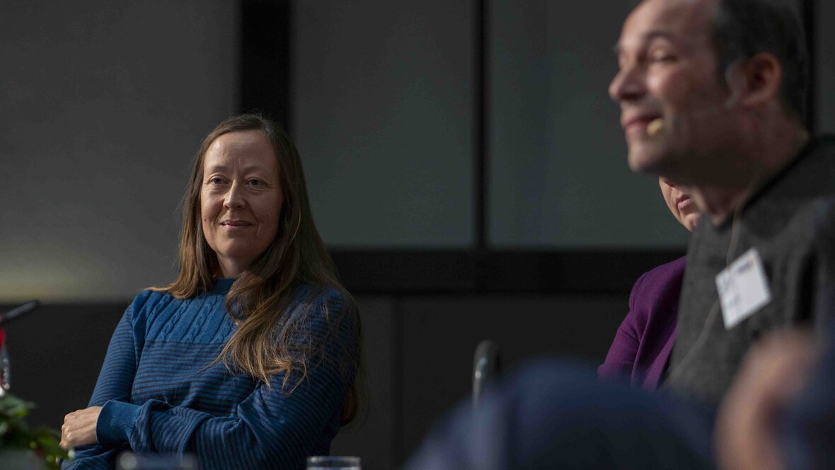 Das Bild zeigt Prof. Dr. Marlene-Anne Dettmann im Rahmen der Podiumsdiskussion.