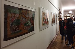 Auf dem Foto sieht man wie sich Menschen die Ausstellung der Kunstwerke aus Kasachstan anschauen.