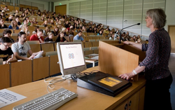 Das Bild zeigt einen Hörsaal in dem viele Studierende sitzen und einer Dozentin zuhören. Copyright Pädagogische Hochschule Heidelberg