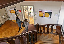 Das Foto zeigt den Eingangsbereich der Akademie für wissenschaftliche Weiterbildung an der Pädagogischen Hochschule Heidelberg. Copyright Pädagogische Hochschule Heidelberg.