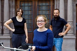 Das Bild zeigt drei Personen vor dem Altbau der PH. Copyright Pädagogische Hochschule Heidelberg