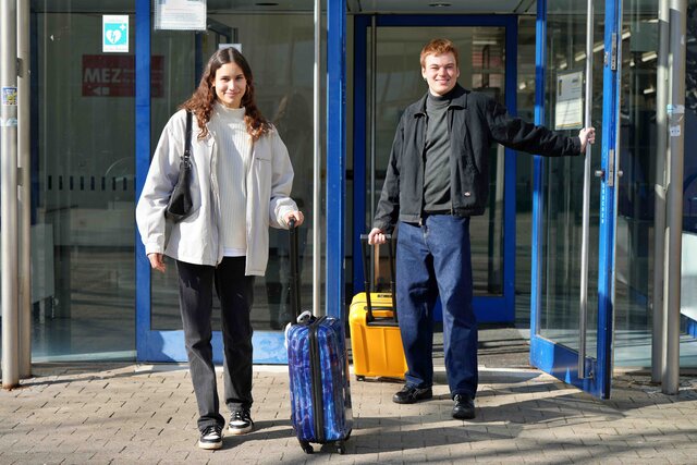 Zwei Personen mit Koffern