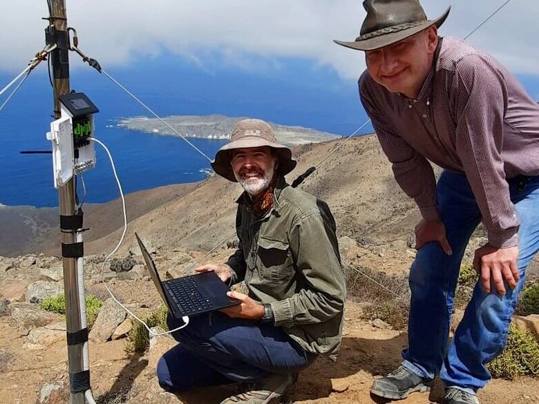 Professor Camilo Del Río Lopez bei seiner Arbeit in Chile. Neben ihm ein Mitarbeiter.