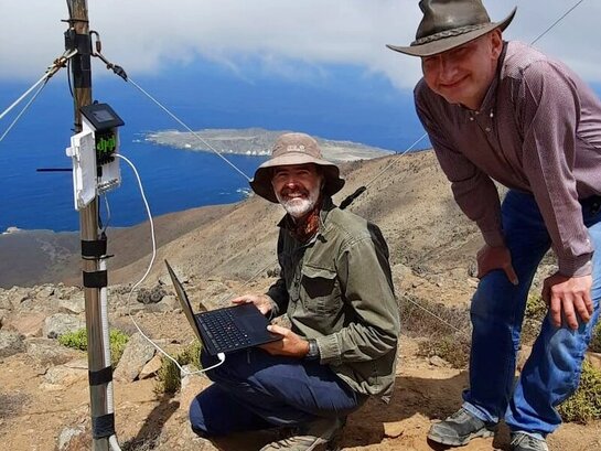 Professor Camilo Del Río Lopez bei seiner Arbeit in Chile. Neben ihm ein Mitarbeiter.
