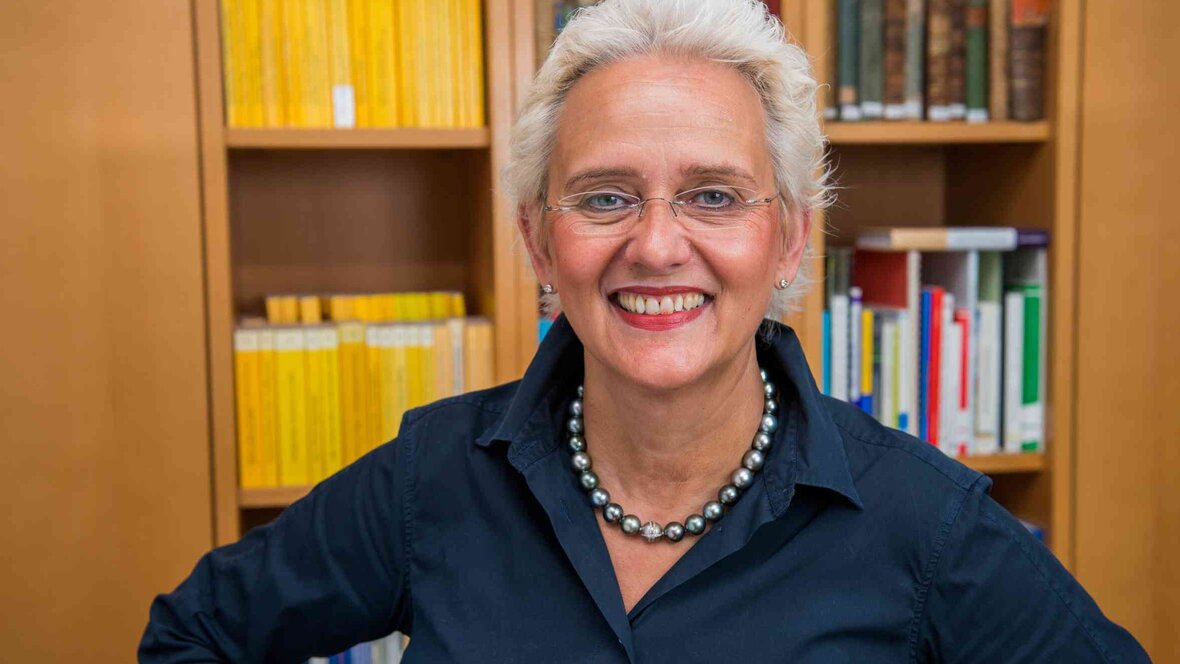 Anneliese Wellensiek 2014 in ihrem Büro.