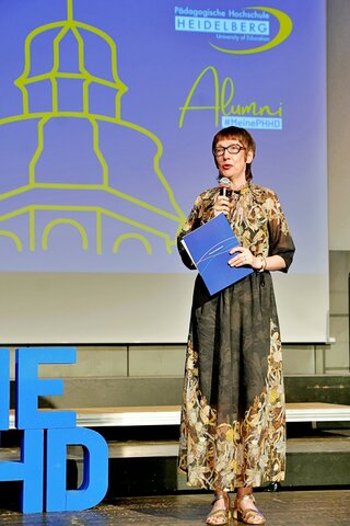 Zu sehen ist Prof. Dr.in Frau Vach (Rektorin)
