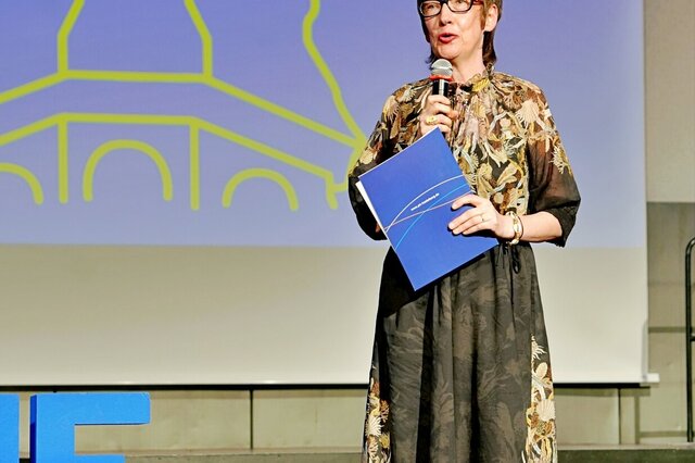 Zu sehen ist Prof. Dr.in Frau Vach (Rektorin)