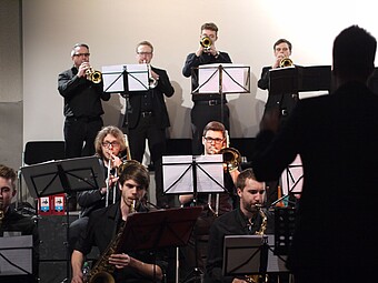 Jazz-Bigband während eines Konzerts