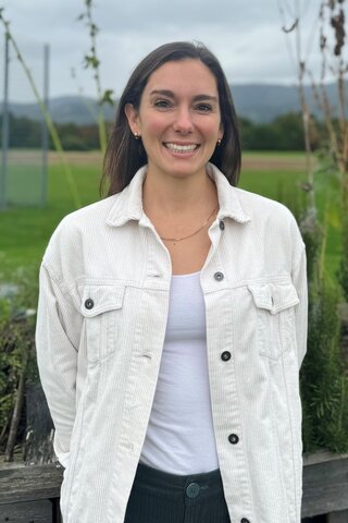 Zu sehen ist Alumna Alina Holzer auf dem Sportgelände der PHHD.