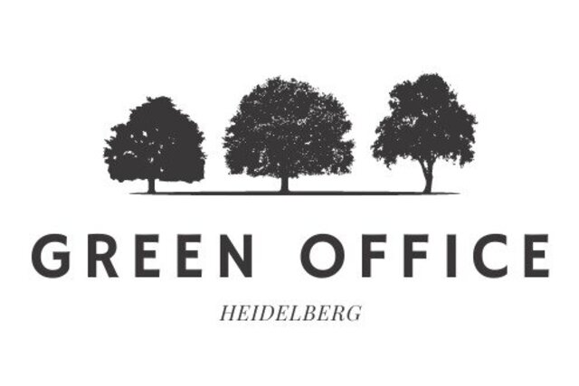 Zu sehen ist das Logo des Green Office der Pädagogischen Hochschule Heidelberg mit einem Baum in der Mitte.