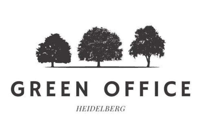 Zu sehen ist das Logo des Green Office der Pädagogischen Hochschule Heidelberg mit einem Baum in der Mitte.