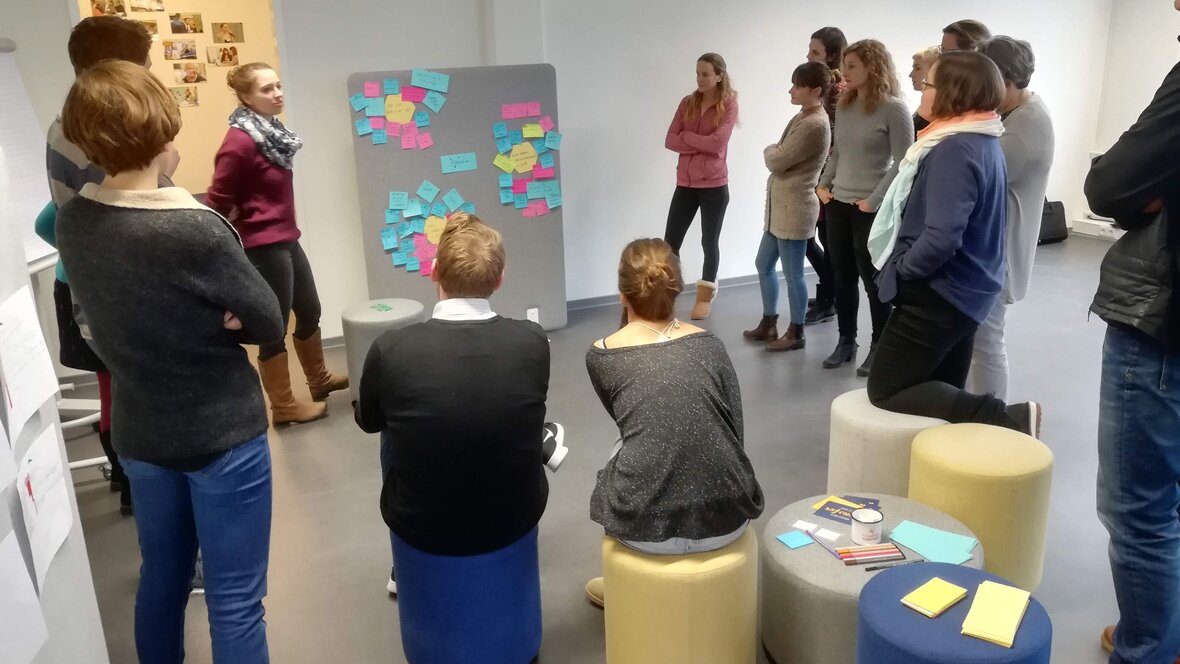 Zu sehen ist das Team von Transfer Together bei einem innovativen Workshop.