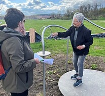 Geschicklichkeit am „heißen Draht“ auf der „Bewegten Dorfrunde“ im bayrischen Wülfershausen trainieren