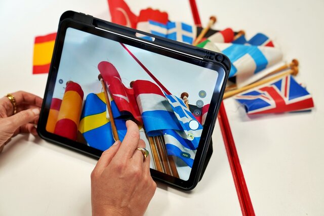 Banner Angebote AAA Mitarbeitende Länderflaggen