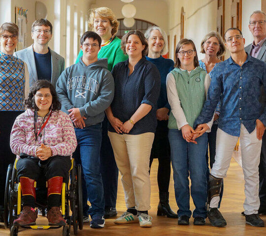 Gruppenaufnahme des AW-ZIB mit den neuen Qualifizierungsteilnehmer:innen und den Kooperationspartnern