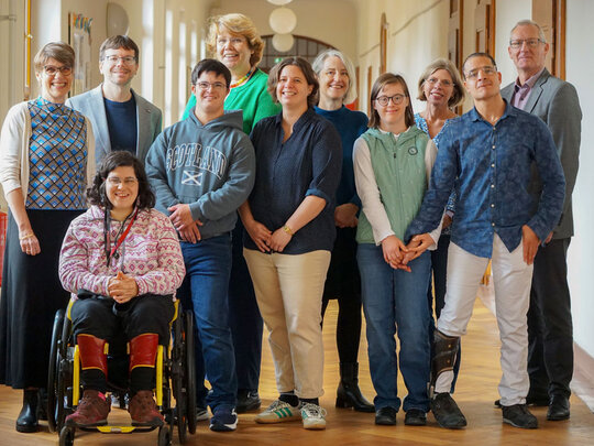 Gruppenaufnahme des AW-ZIB mit den neuen Qualifizierungsteilnehmer:innen und den Kooperationspartnern