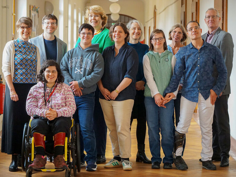 Gruppenaufnahme des AW-ZIB mit den neuen Qualifizierungsteilnehmer:innen und den Kooperationspartnern