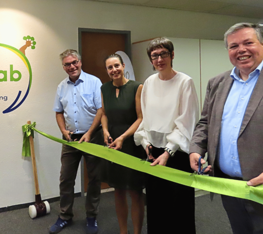 Zu sehen sind Alexander Siegmund, Christine Fiene, Karin Vach und Marco Grübbel bei der Eröffnung des Geco-Lab.