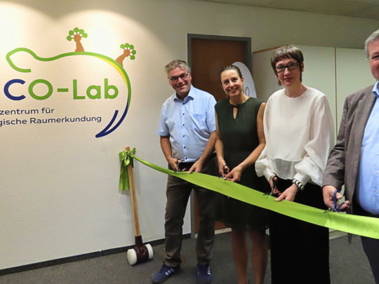 Zu sehen sind Alexander Siegmund, Christine Fiene, Karin Vach und Marco Grübbel bei der Eröffnung des Geco-Lab.