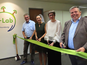 Zu sehen sind Alexander Siegmund, Christine Fiene, Karin Vach und Marco Grübbel bei der Eröffnung des Geco-Lab.