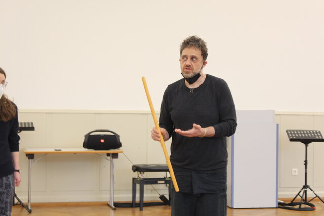 Alberto Ferraro, wie er das Commedia dell’Arte Seminar an der Pädagogischen Hochschule Heidelberg anleitet