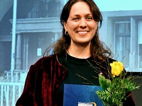 Alessia-Valeska Schieron bei der Soiree 2024, bei der sie mit dem Nachwuchswissenschaftlerinnen*-Preis der Pädagogischen Hochschule Heidelberg ausgezeichnet wurde.