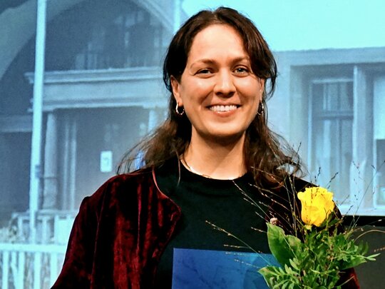 Alessia-Valeska Schieron bei der Soiree 2024, bei der sie mit dem Nachwuchswissenschaftlerinnen*-Preis der Pädagogischen Hochschule Heidelberg ausgezeichnet wurde.