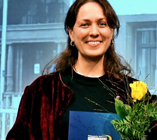 Alessia-Valeska Schieron bei der Soiree 2024, bei der sie mit dem Nachwuchswissenschaftlerinnen*-Preis der Pädagogischen Hochschule Heidelberg ausgezeichnet wurde.