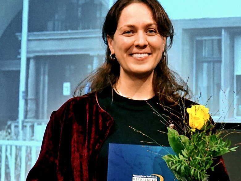 Alessia-Valeska Schieron bei der Soiree 2024, bei der sie mit dem Nachwuchswissenschaftlerinnen*-Preis der Pädagogischen Hochschule Heidelberg ausgezeichnet wurde.
