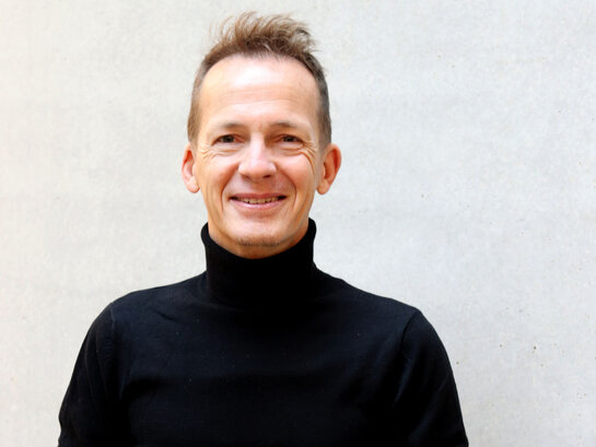 Das Bild zeigt Prof. Dr. Erik Weber.