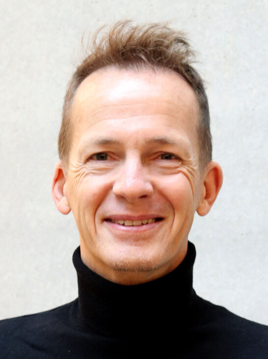 Das Bild zeigt Prof. Dr. Erik Weber.