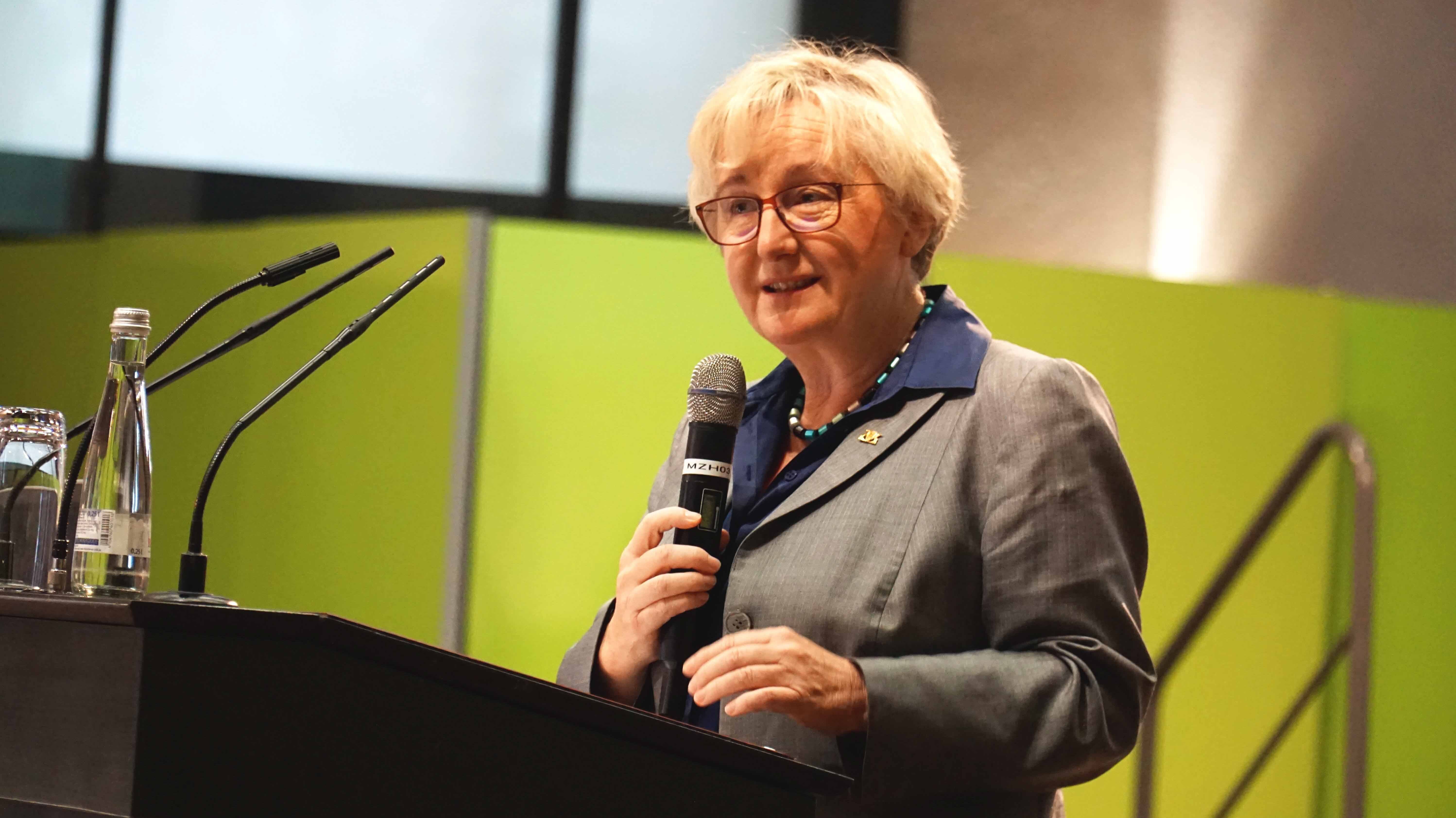 Theresia Bauer hält eine Rede.