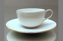 Das Symbolbild zeigt eine weiße Kaffeetasse mit goldenen Rand. Coypright wikimedia, Christoph Kaiser Kaffeetasse