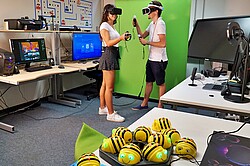 zwei Personen mit VR-Brille im Medienlabor. 