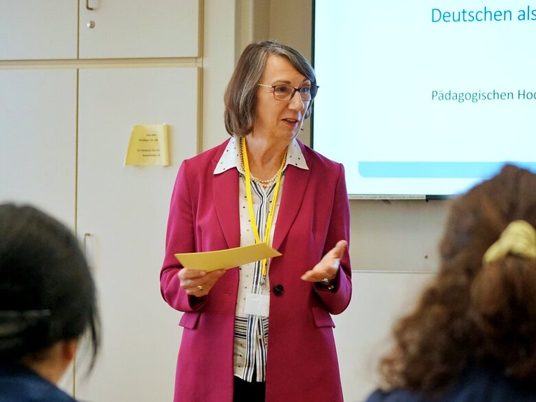 Henrike Schön begrüßt die Gäste der Abschlussveranstaltung der germanistischen Institutspartnerschaft