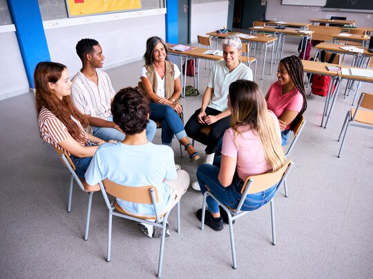 Gruppengespräch Jugendliche Schüler:innen mit Lehrkraft