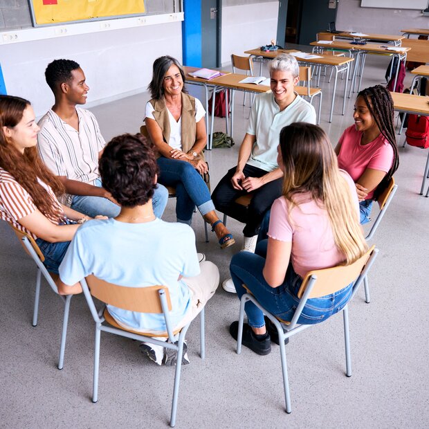 Gruppengespräch Jugendliche Schüler:innen mit Lehrkraft