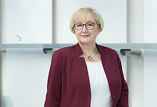 Wissenschaftsministerin Bauer. Sie trägt ein rotes Jacket und eine weise Bluse.