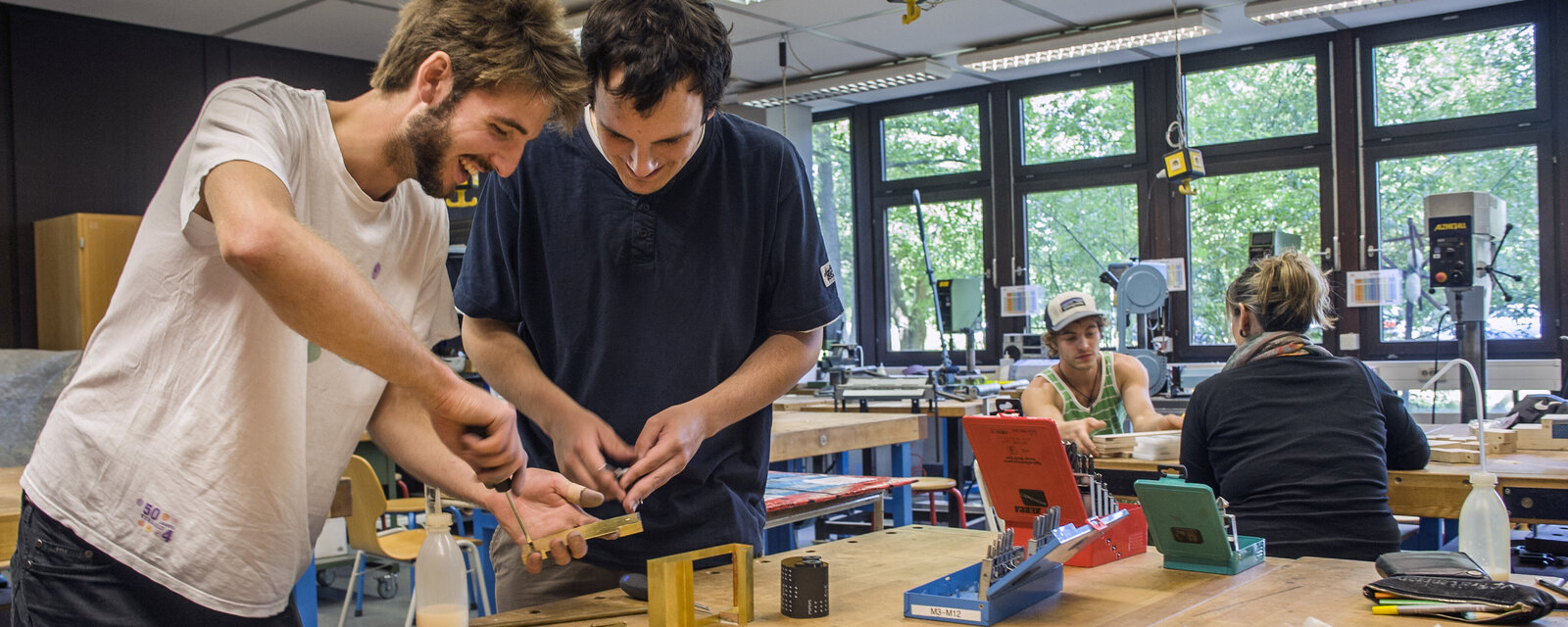 Zu sehen sind zwei Studierende in der Didaktischen Werkstatt Technik