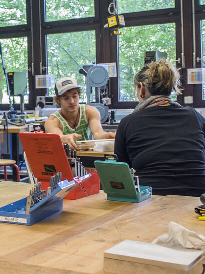 Zu sehen sind zwei Studierende in der Didaktischen Werkstatt Technik