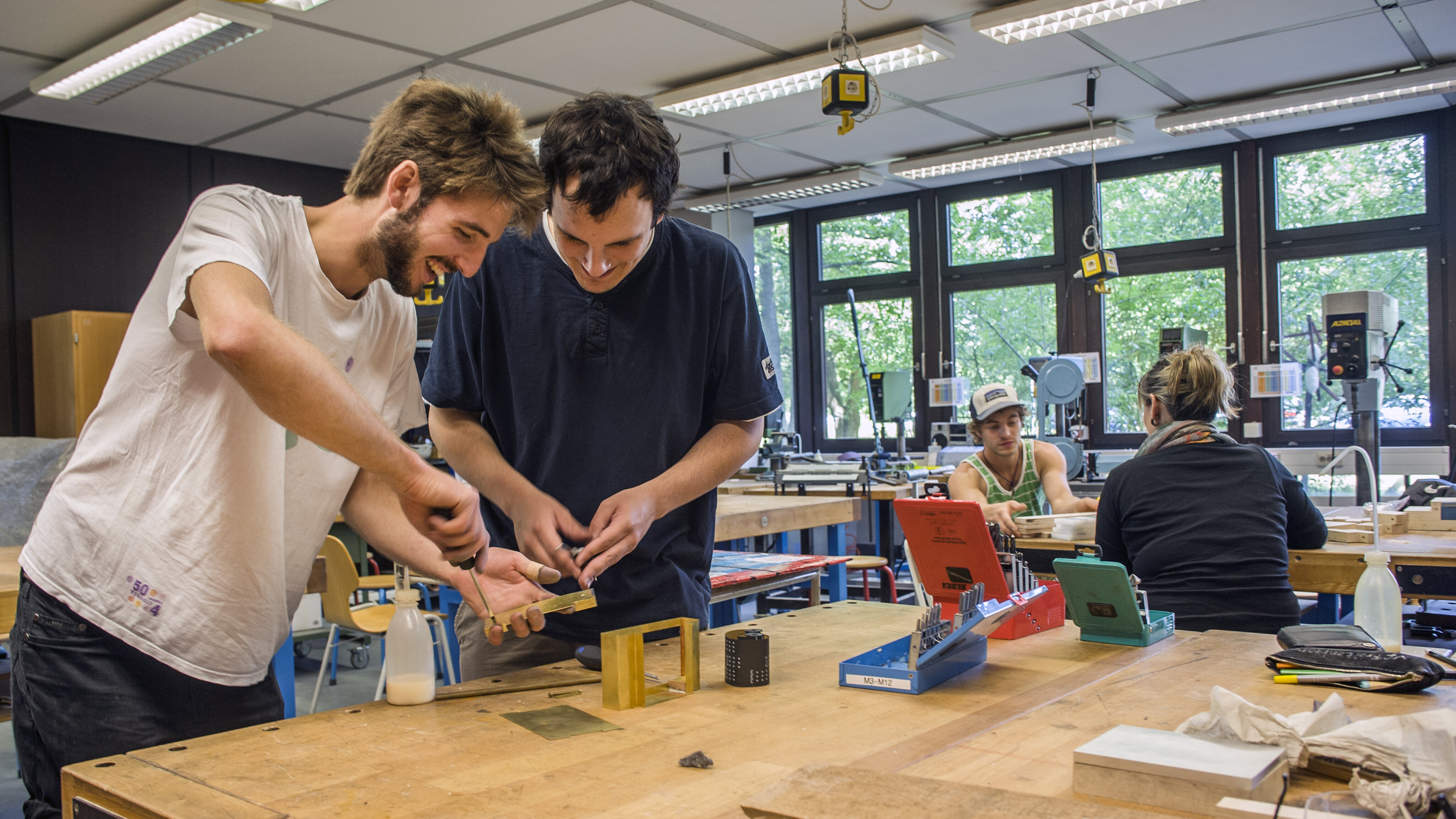 Zu sehen sind zwei Studierende in der Didaktischen Werkstatt Technik