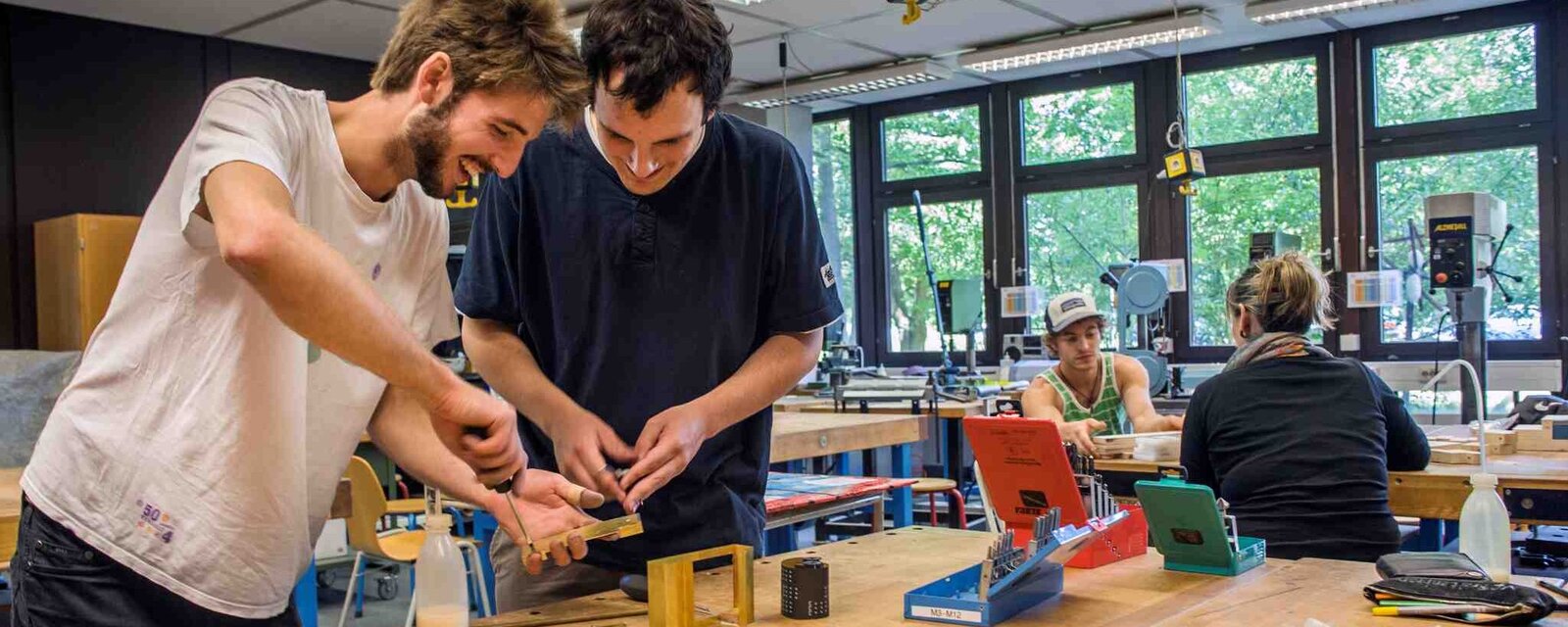 Zu sehen sind zwei Studierende in der Didaktischen Werkstatt Technik