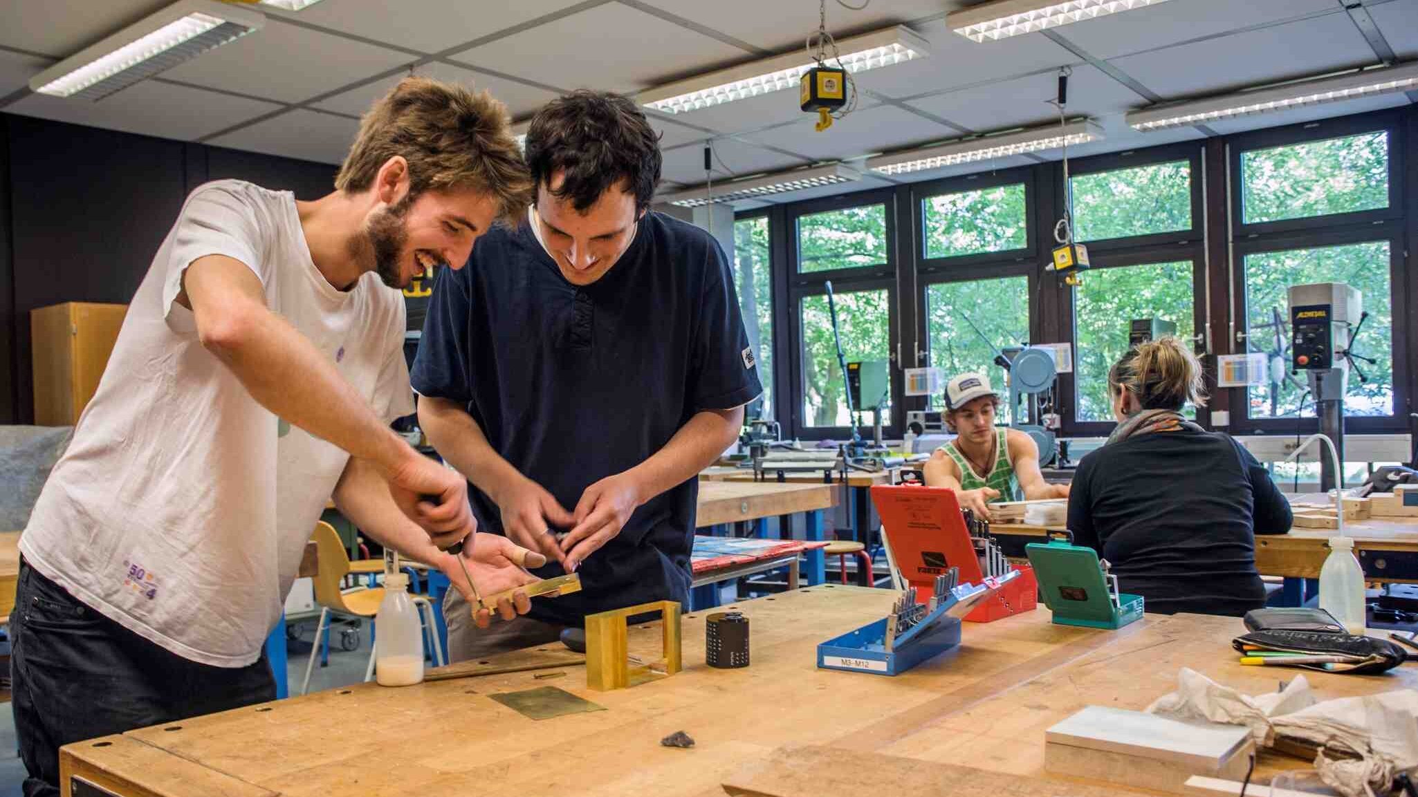Zu sehen sind zwei Studierende in der Didaktischen Werkstatt Technik
