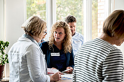 Das Foto zeigt zwei Frauen aus dem naturwissenschaftlich-technischen Bereich die sich unterhalten. 