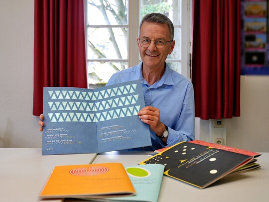 Prof. Dr. Markus Lang präsentiert eine Ausgabe des Forschungsprojekts "Punkt für Punkt"