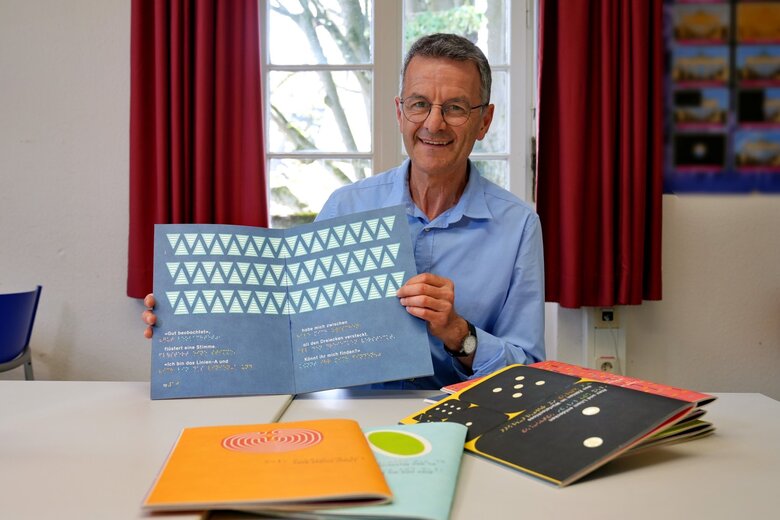Prof. Dr. Markus Lang präsentiert eine Ausgabe des Forschungsprojekts "Punkt für Punkt"